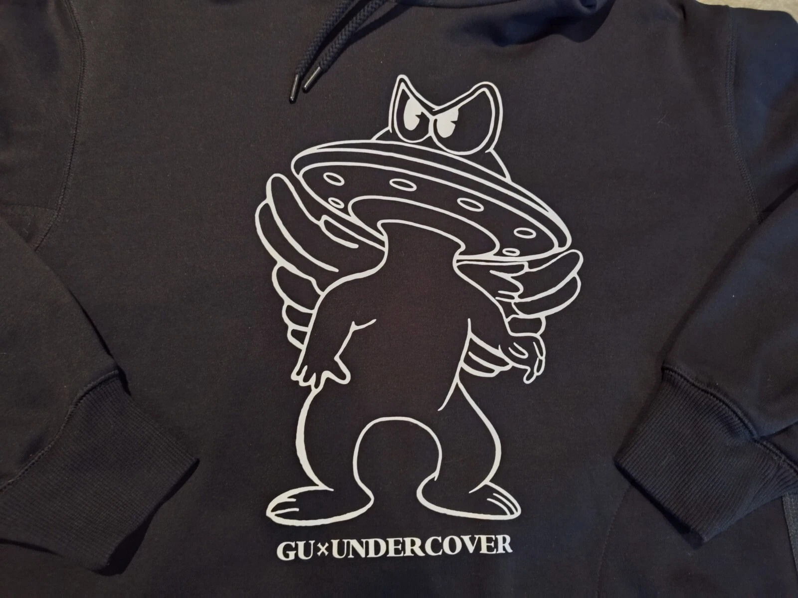 Felpa nera con cappuccio GU x Undercover Alien usata in ottime condizioni taglia media rara VHTF