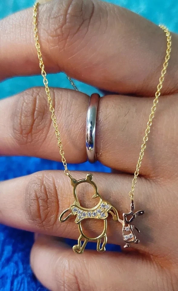 Colgante redondo de 0,35 quilates con diamantes simulados y lechones chapado en oro de dos tonos de 14 K Foto 2 de 4