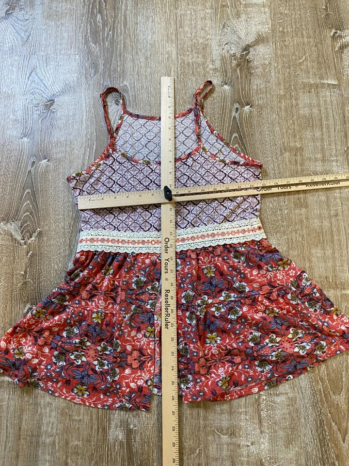 Camiseta sin mangas Altar'd State cuello alto sin mangas roja floral lentejuelas peplum talla pequeña Foto 3 de 4