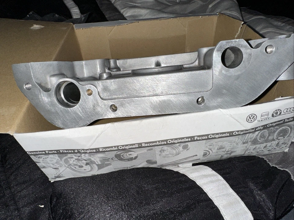 Brida de sellado delantera original Volkswagen Audi2.7 S4 A6 078103151B lista para enviar Foto 4 de 4