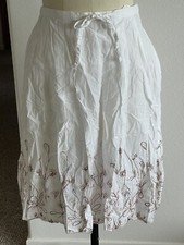 Small Floral Embroidered Skirt   Excellent Condition