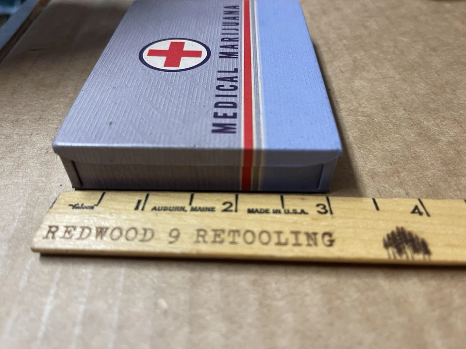 Blue Q Tin MEDICAL MARIJUANA bolsillo lata alijo cannabis Foto 3 de 4