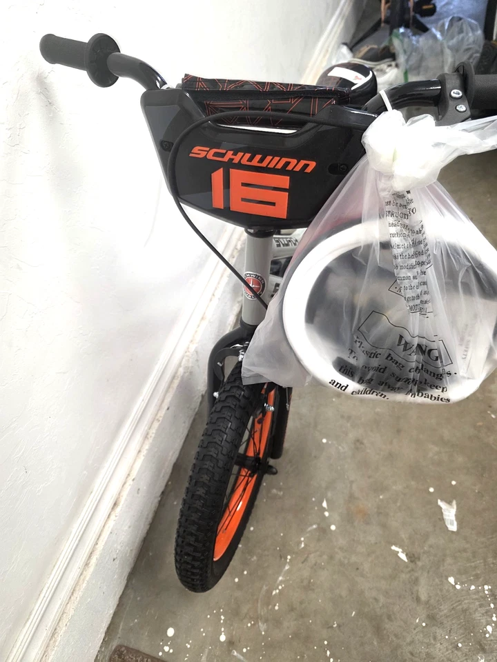 Schwinn Scorch 16" Kids' Bike - Black/Gray/ Organe With Helmet - Image 4 of 4