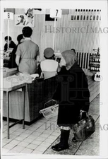 1968 Press Photo A woman shops in the new Western-style supermarket in Moscow