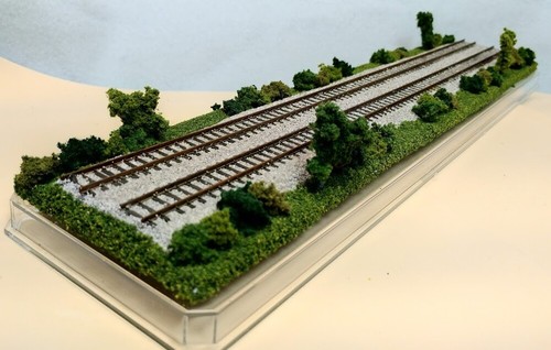 N SCALE 16" DOUBLE-TRACK DISPLAY CASE - "SUMMER SCENE " -FOR ANY N TRAINS - Picture 6 of 12
