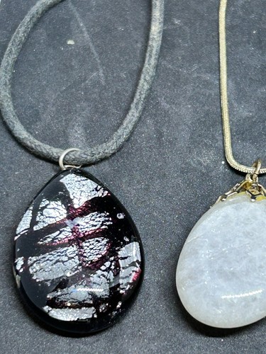 Five Pieces Of Costume Jewellery Necklaces - Picture 2 of 15
