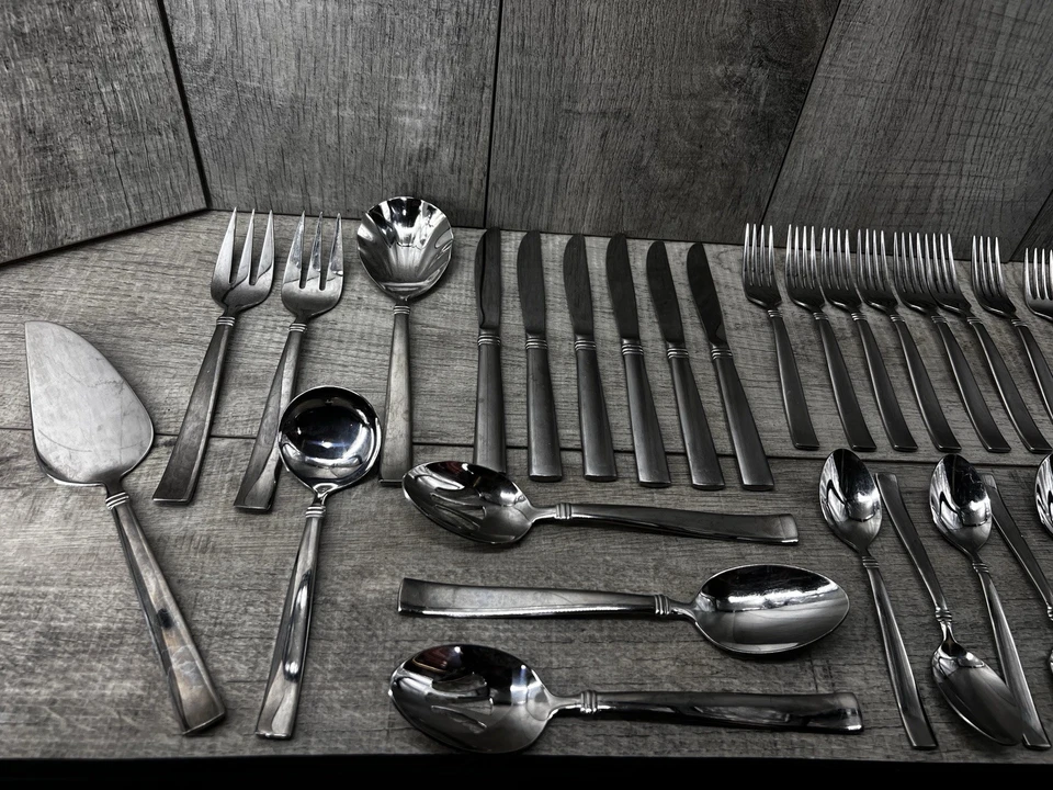 Juego de 40 vajilla y servicio de acero inoxidable REED & BARTON Regent "Heritage Mint" Foto 2 de 4