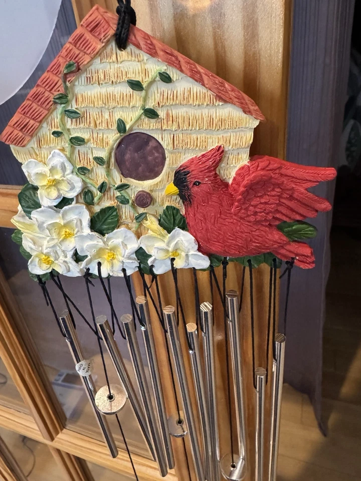 Carillones de viento Cardinal Memorial poli resina pájaro rojo campana de viento al aire libre con flores Foto 2 de 4