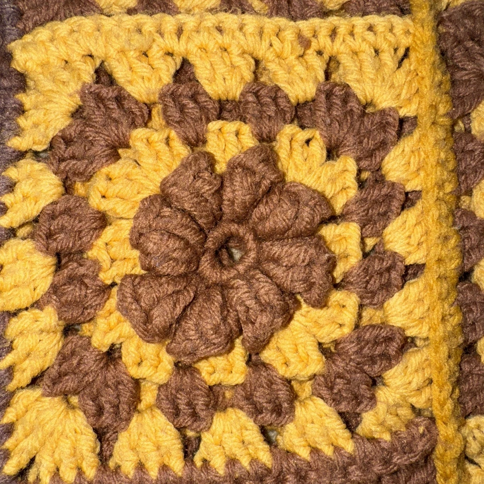 Manta cuadrada de ganchillo Daisy Granny 68”X 48” de colección hecha a mano marrón y dorada Foto 3 de 4