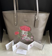 BOLSO DE MANO NUEVO CON ETIQUETAS COACH X GARY BASEMAN EDICIÓN LIM LOU CITY GRIS NIEBLA CREMALLERA 57911