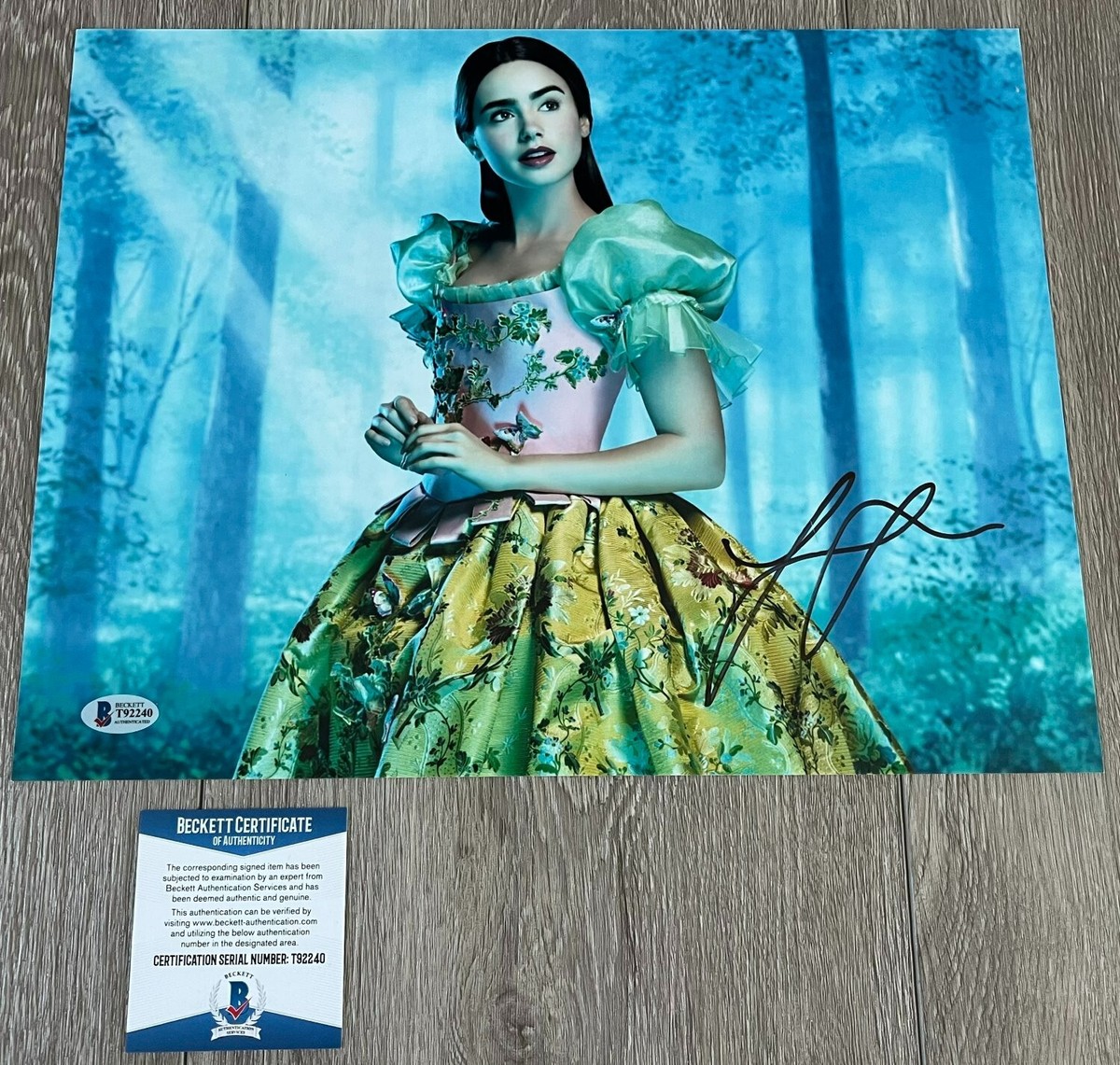 LILY COLLINS SIGNED MIRROR MIRROR SNOW WHITE 11x14 PHOTO w