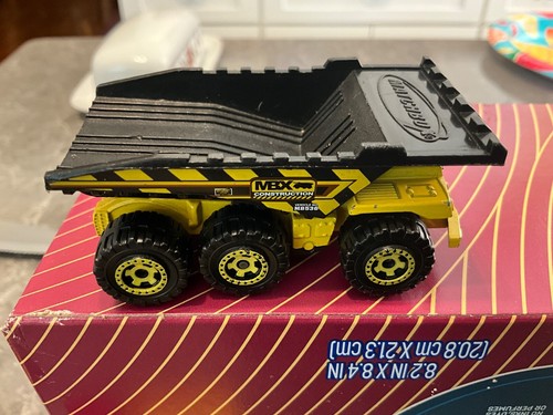 Camión de volteo Matchbox 2001 diecast MBX construcción pala y martillo 3 ejes en muy buena condición - Imagen 3 de 4