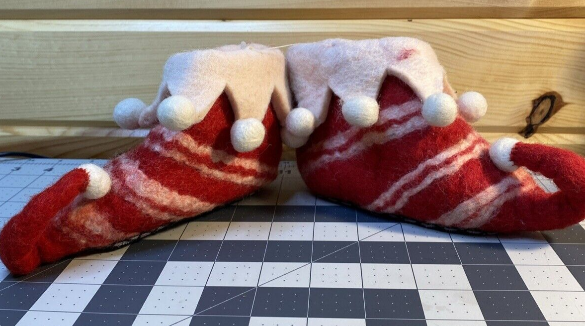 SAOLA Pantofole elfo bambino lana feltro fatte a mano a righe rosse rosa e bianche suola 5"