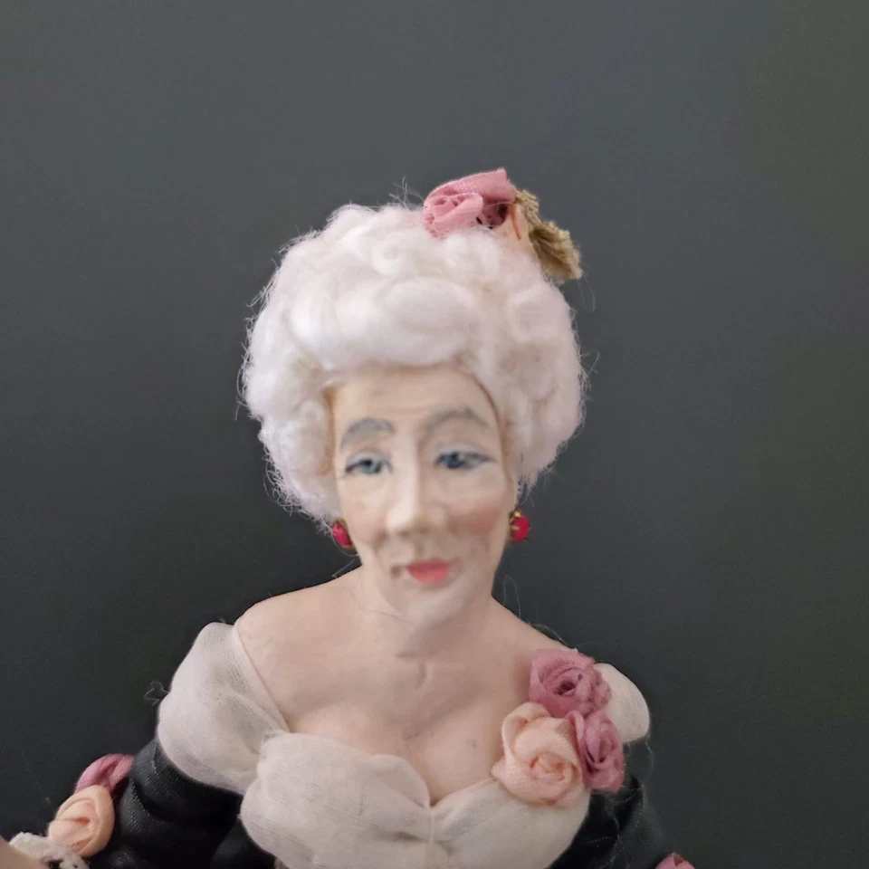 Miniature 1/12" dollshouse OOAK Doll Older Lady In Mid XVIII Century fashion - Immagine 3 di 4