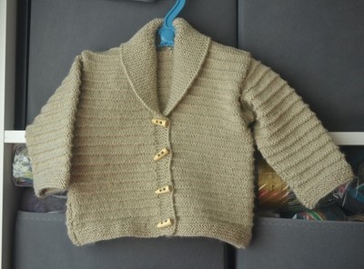Handgestrickte Baby Strickjacke mit Schalkragen Beige Wolle Acryl 6 Monate