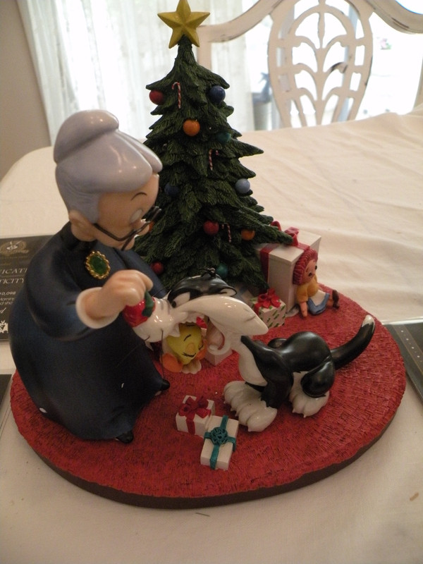 Goebel's Looney Tunes Gift Wrapped,Kiss Birdie,What A Present Set Christmas Tree