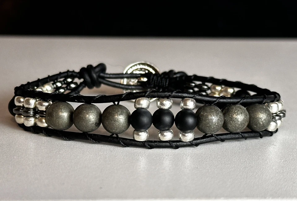 Pulsera de cuero negra y plateada de materiales mixtos para hombre botón de león ónix estaño Foto 4 de 4
