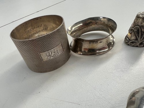 (Z) OLD HALLMARKED SILVER SPOONS, NAPKIN RINGS & THIMBLE - SCRAP / RESALE 84.4g - Picture 5 of 11
