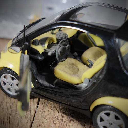 Maisto 1/18 Smart 1+1 Special Edition, Lemon Yellow & Off White Panels, Boxed - Picture 7 of 10