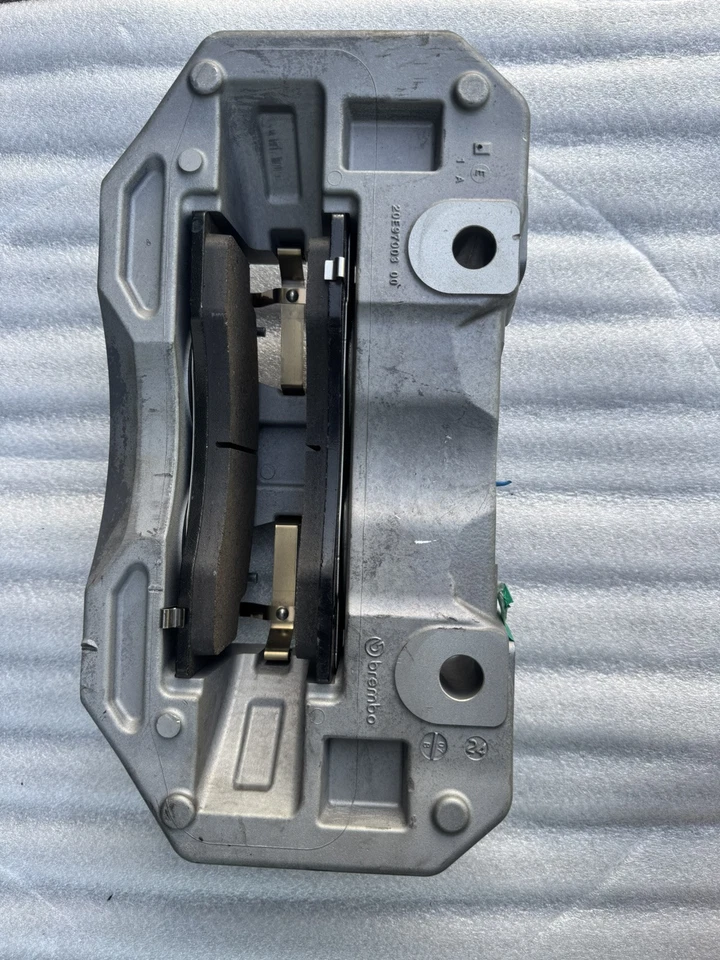 Оригинальный серебристый передний левый тормозной суппорт Brembo 1250621-00-D Tesla Cybertruck 2024 - Изображение 4 из 4