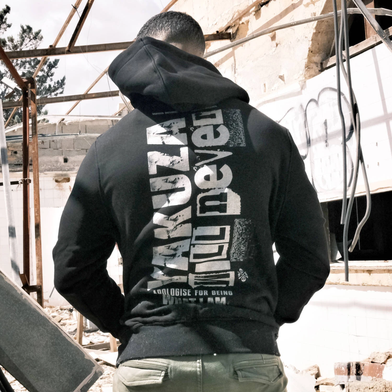 SACAI Nuova Felpa con Cappuccio Yakuza Uomo Apologise Nera