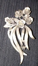 SILVER TONE BRUSHED FLOWER BOUQUET RAISED DESIGN VINTAGE BROOCH