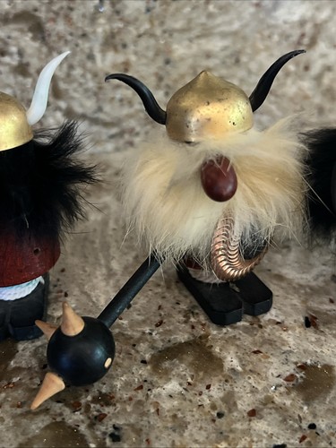 Figure vichinghe vintage metà secolo danesi in pelliccia di legno con scudo in metallo set di 3 - Foto 3 di 7