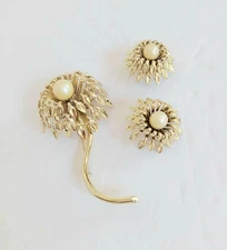 Amazing EMMONS Mid-Century Jewelry Set Brooch and Earrings in Gold Tone Metal