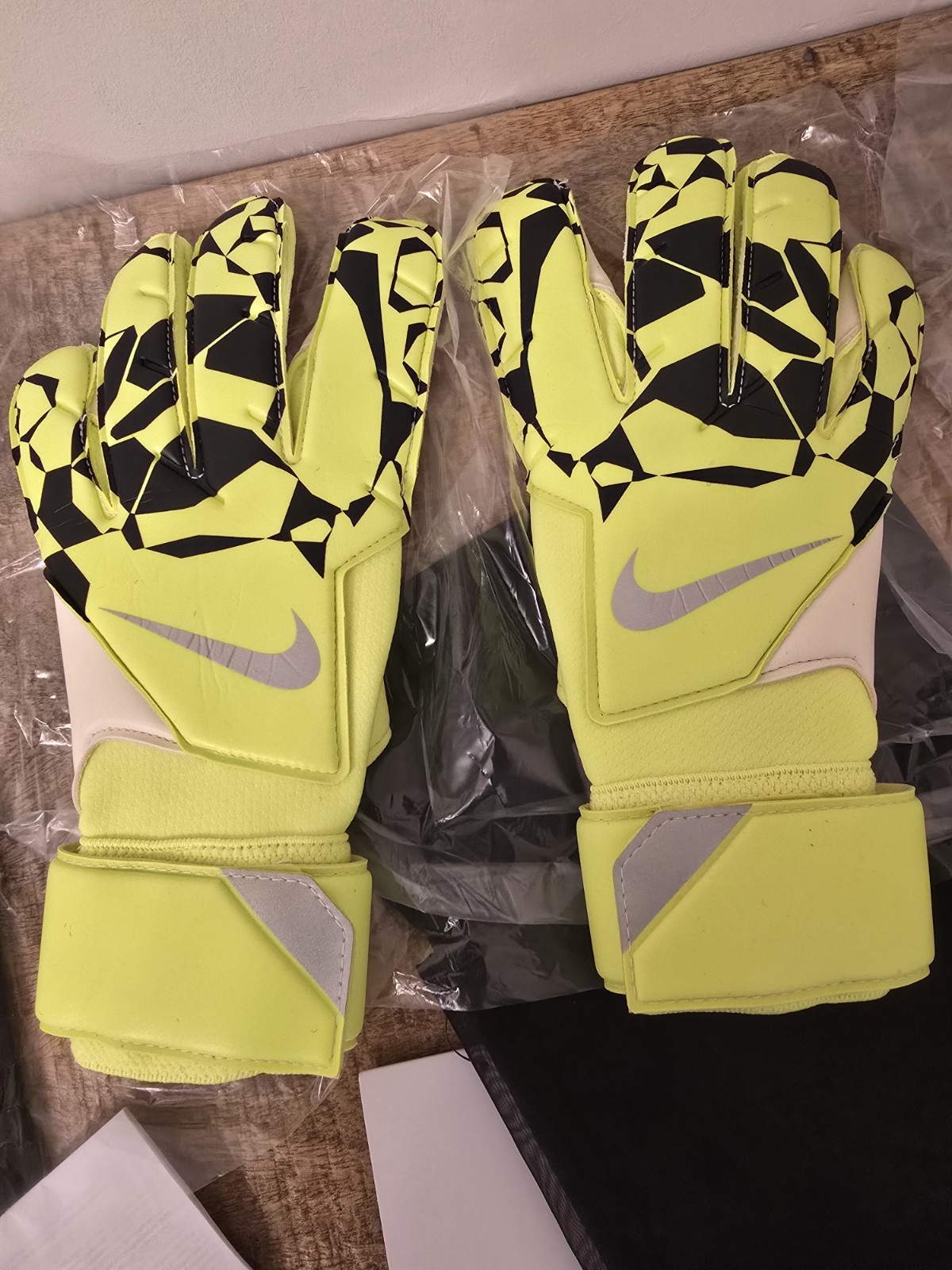New Nike Vapor Grip3 Goalkeeper ACC Gloves Lot Of 2 Size 9, 10 HQ0304-702