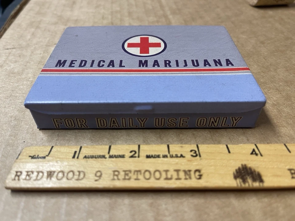 Blue Q Tin MEDICAL MARIJUANA bolsillo lata alijo cannabis Foto 2 de 4