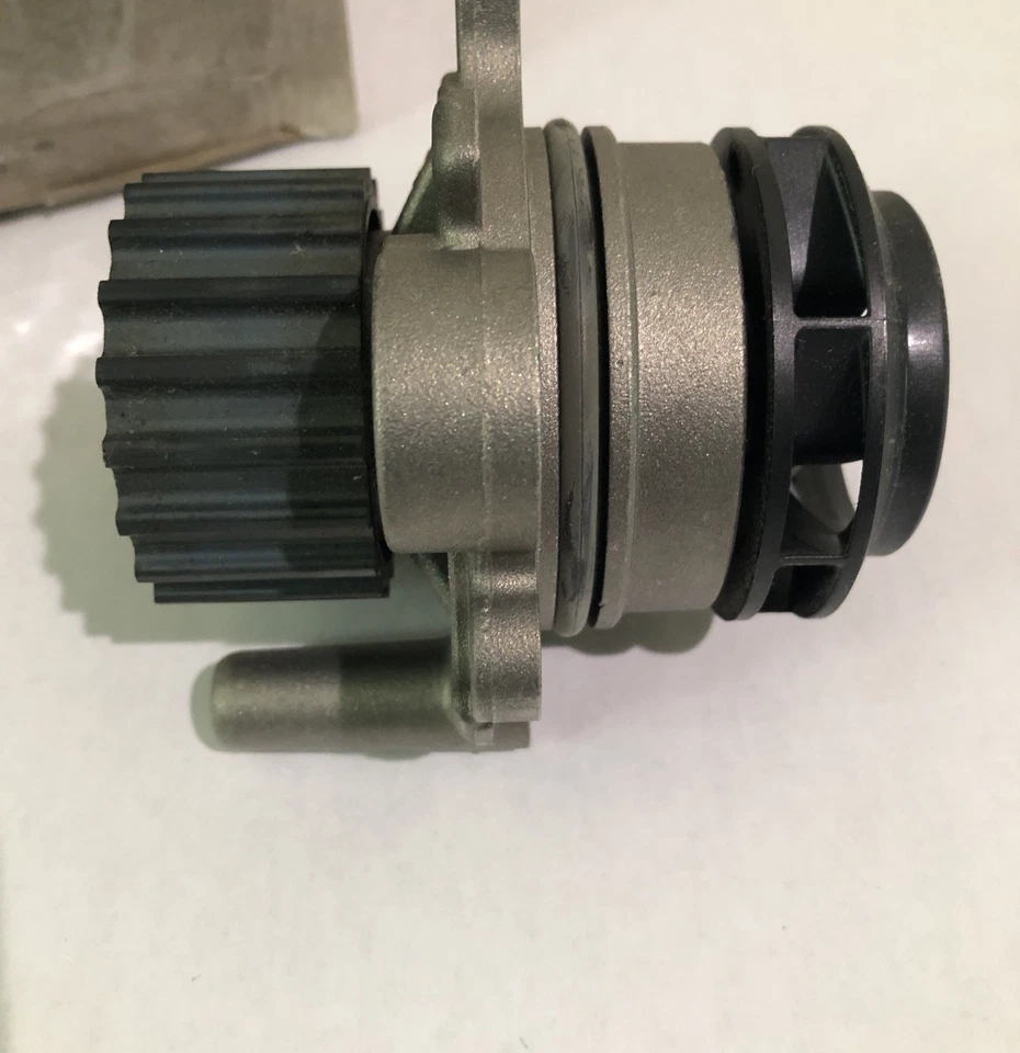 Volkswagen OEM 038121011AX - Bomba de agua del motor para AX Jetta Beetle Golf Foto 2 de 4