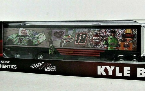 2019 KYLE BUSCH #18 "INTERSTATE BATTERIES" 200. GEWINN 1:64 TRIBUTE TEAM HAULER - Bild 3 von 3