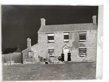 GLASS NEGATIVE c1910 NORFOLK FAMILY & MAID IN FRONT OF HOUSE Social History