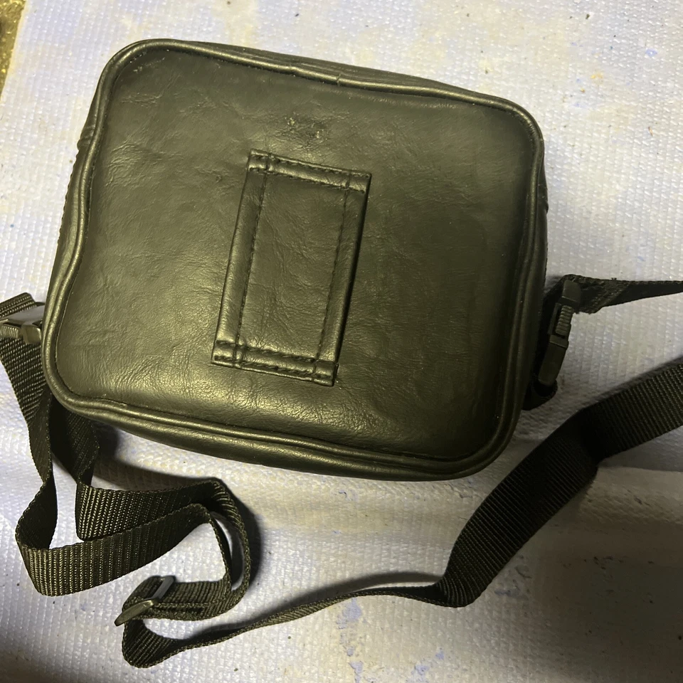 Estuche acolchado pequeño de cuero para cámara Vanguard con almacenamiento de película y correa Foto 3 de 4