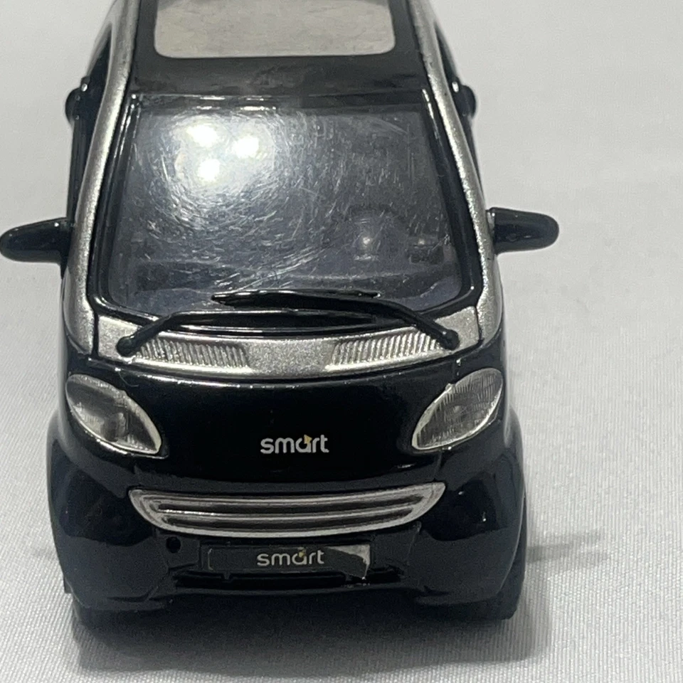 MAISTO SMART Car FOR TWO CITY COUPE 1/33 SCALE SILVER & BLACK PULLBACK Vehicle - Image 3 of 4