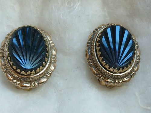 Whiting Davis Vintage Gold Tone Reverse Carve Intaglio Black Glass Earrings - Picture 2 of 5