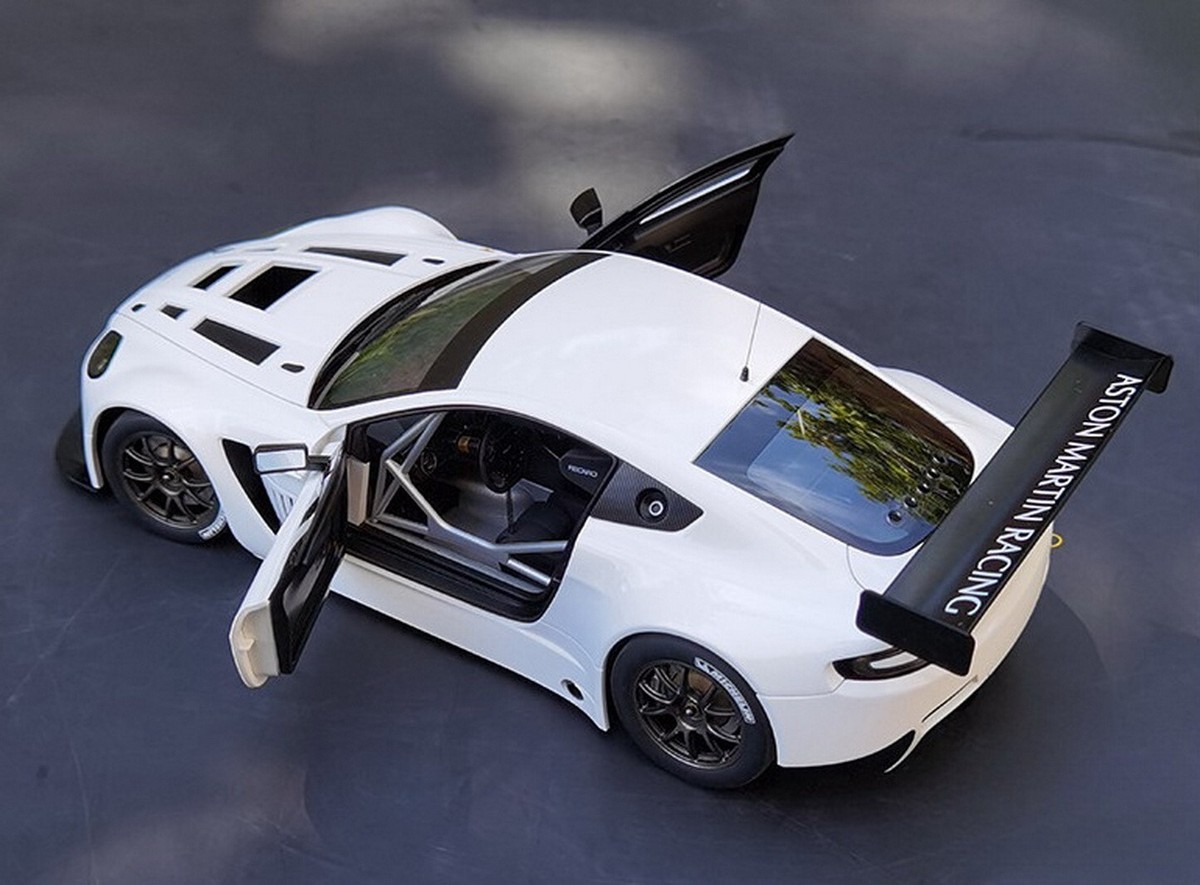 AUTOart 1/18 Scale Aston Martin Vantage V12 GT3 White