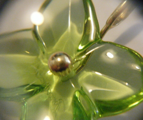 Älterer limettengrüner Baccarat Hortensia Kleeblatt Kristall & 18K Gold Anhänger - Bild 3 von 10