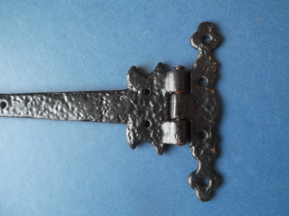 Elegant Edwardian Iron Bracket for door/gate with Hinge 27.4cm long - Image 2 of 4