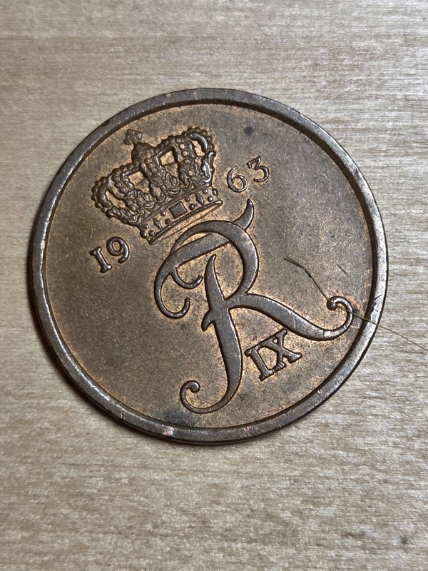 Denmark 5 ore coin, 1963. KM# 848, bronze. Crowned monogram of King Frederik IX.