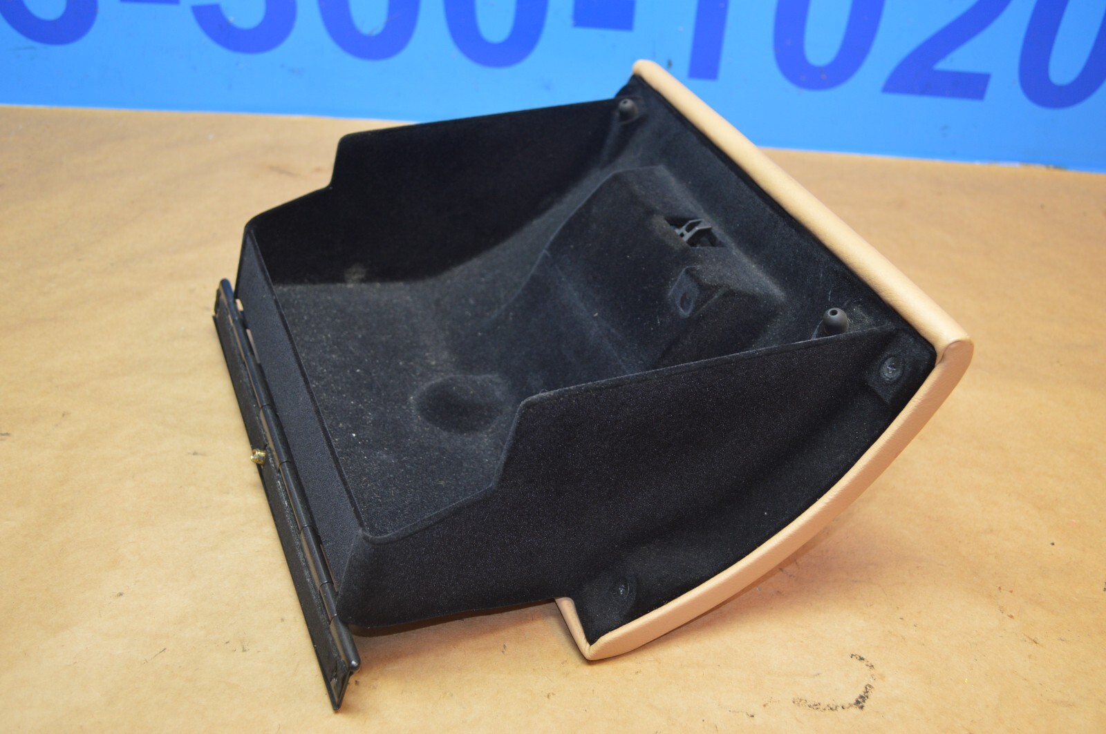 2004 M138 MASERATI GT COUPE PASSENGER SIDE DASH BOARD GLOVE BOX ASSEMBLY
