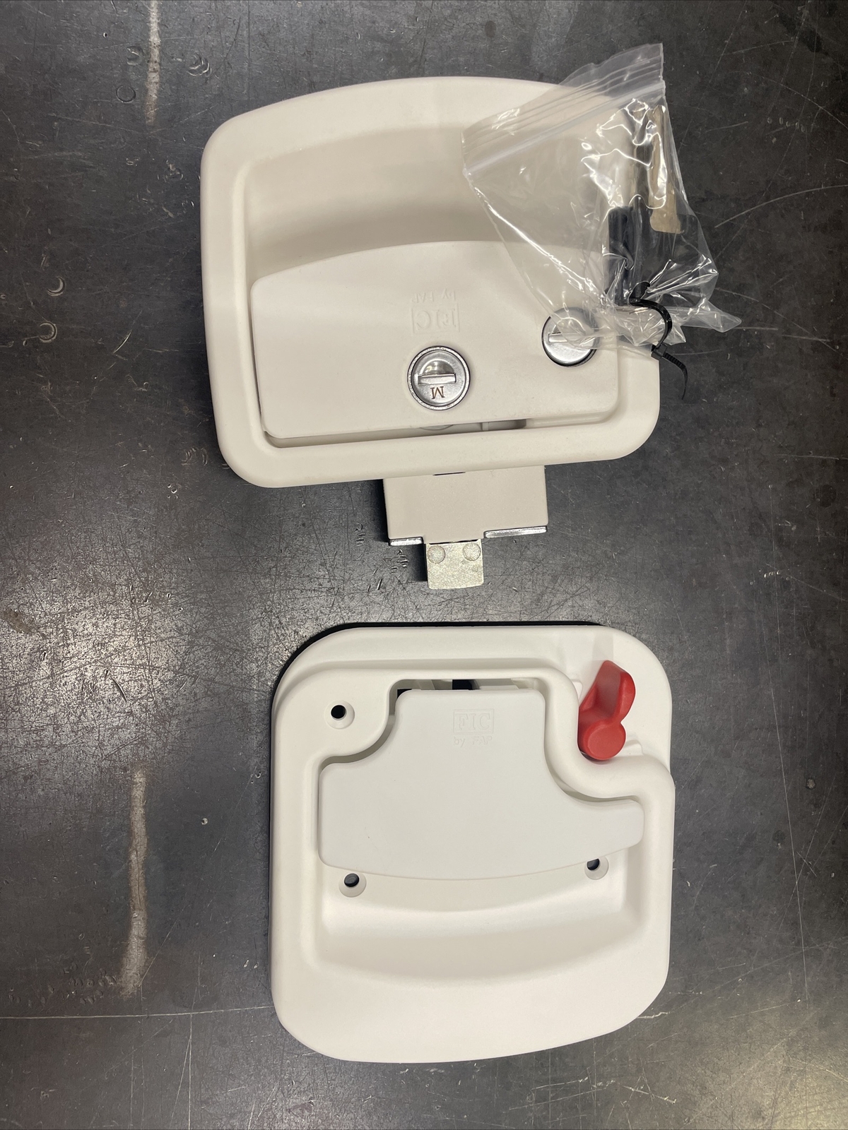 Lot of 12 FIC 789723 Travel Trailer Door Lock White w/ 2 Keys each ...
