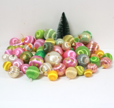 Boules de noel vintage 466121 Art vectoriel chez Vecteezy