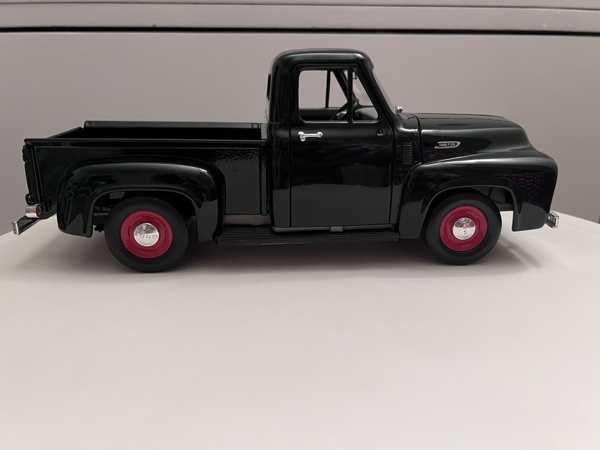 Vintage Road Tough 1953 Ford F-100 Pickup Truck 1:18 Scale