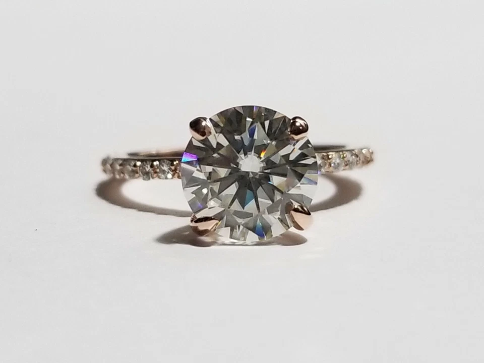 Anel solitário de moissanita 2,50 quilates com detalhes ouro rosa 14k Charles&Colvard - Imagem 4 de 4