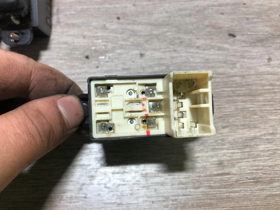 KIA MAGENTIS 2005 4DR ELECTRIC WINDOW CONTROL SWITCH 93578-2D000 X 1 ONLY — 第 3/4 张图片