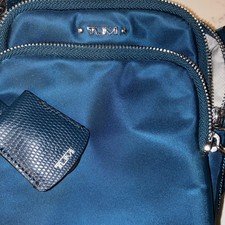 COMO NUEVO TUMI Voyageur Ruma Bandolera AZUL Nylon Pequeño Viaje Bolso Colgante Cartera $169