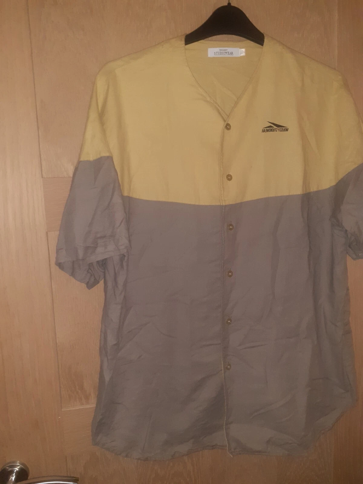 Moussy Studio Wear, Unisex top, size (F),Fits most,Very Good Condition..