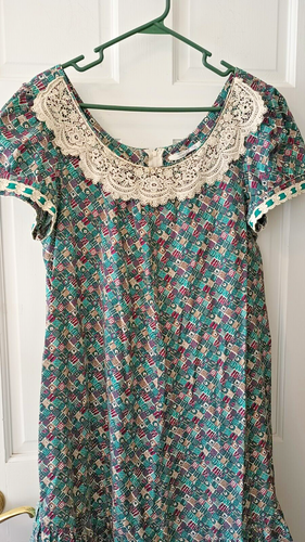 Vestido Pradera Hawaiano De Colección Liberty House x Sun Babies Muu Muu Ditsy Estampado Mediano - Imagen 9 de 9