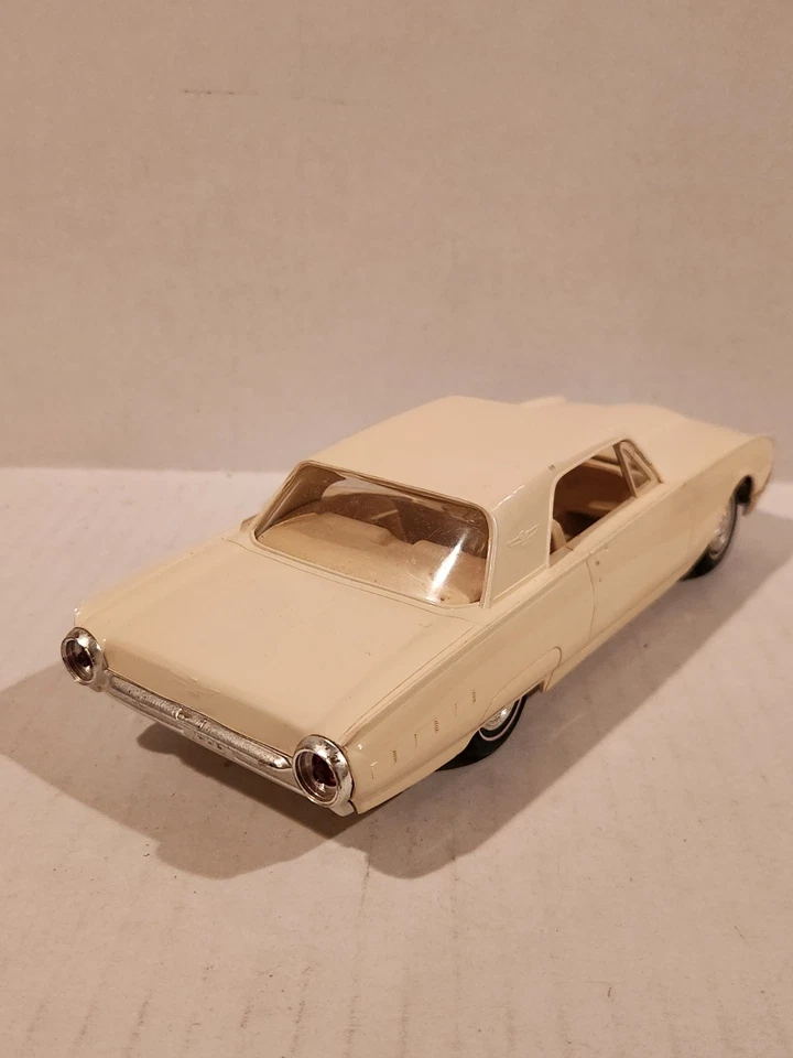1961 FORD THUNDERBIRD HARDTOP 1/25 scale PROMO BY AMT  Cream/white  Color - Image 4 of 4